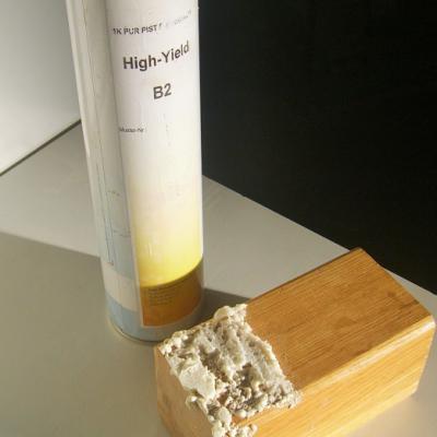 Cistilo Za Purpen Na Lesenem Oknu